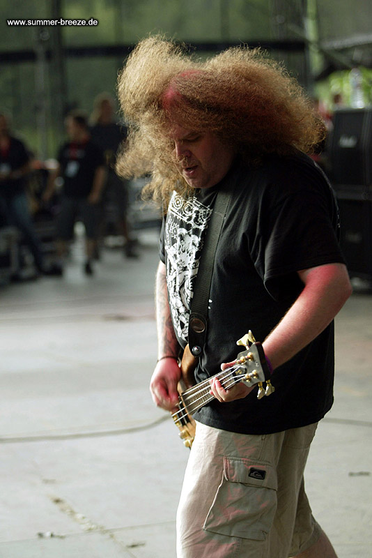 Bild eines Mitglieds der Band Napalm Death beim Live Auftritt auf dem Summer Breeze 2003.